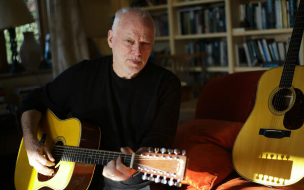 David Gilmour sosteniendo su guitarra Martin Signature D-35 12 cuerdas