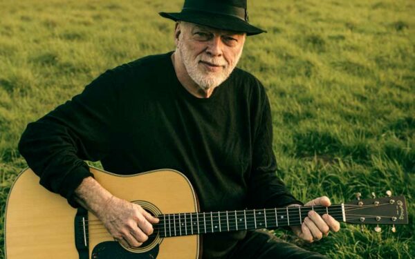 David Gilmour sosteniendo su guitarra signature Martin D-35