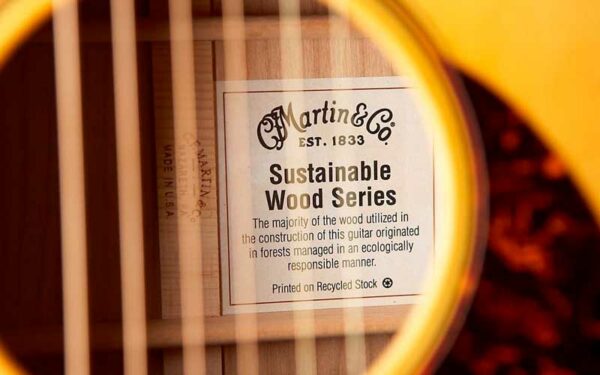 La etiqueta de una Martin Sustainable Wood Series.