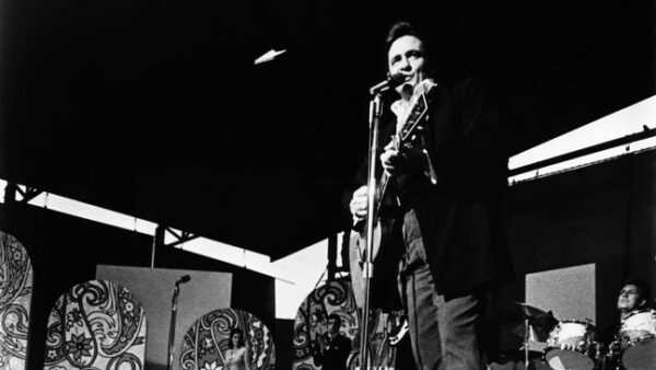 Johnny Cash con su guitarra Martin.