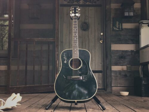 La Guitarra Acústica Martin D-35 de Johnny Cash con la firma de Gene Autry.