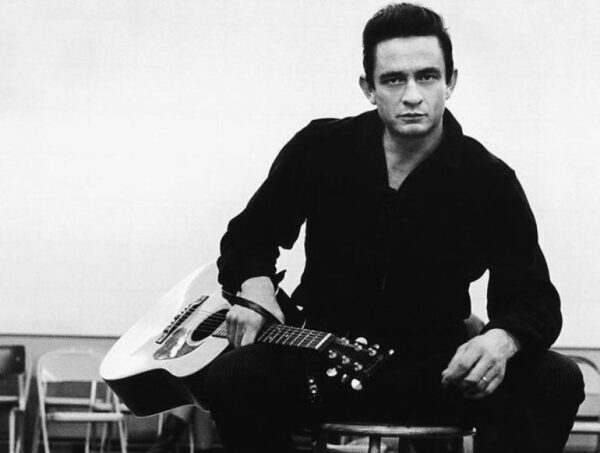 Johnny Cash y su inseparable guitarra Martin