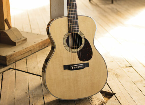 La guitarra Martin OM-28 Modern Deluxe es construída de Abeto Sitka VTS con Palo de Rosa