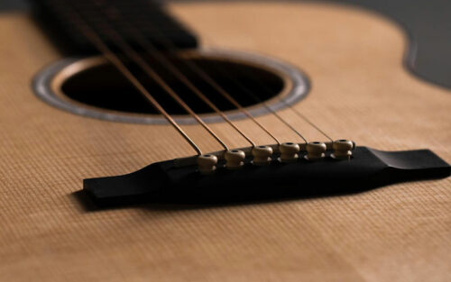 La tapa frontal de la guitarra Martin 000Jr-10, hecha de abeto Sitka