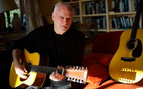 David Gilmour sosteniendo su guitarra Martin D-35 de 12 cuerdas