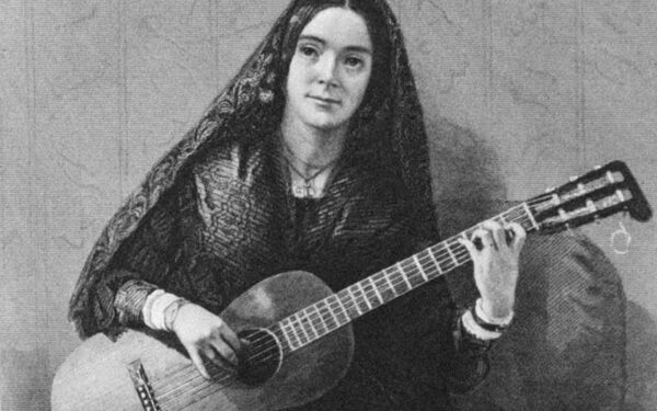 Madame de Goñi sosteniendo su guitarra Martin