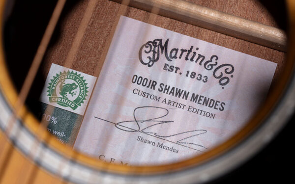 La etiqueta de la guitarra Martin 000Jr-10E Shawn Mendes