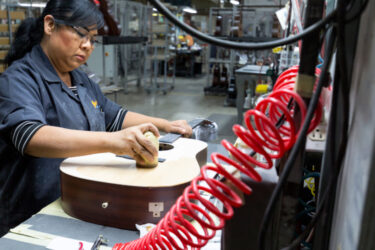 Una mujer trabajando en una Guitarra Martin X Series.