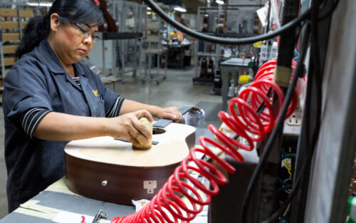 Una mujer trabajando en una Guitarra Martin X Series.