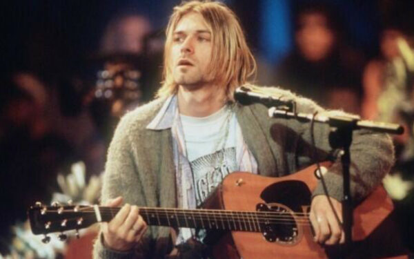 Kurt Cobain tocando la Guitarra Martin D-18E.