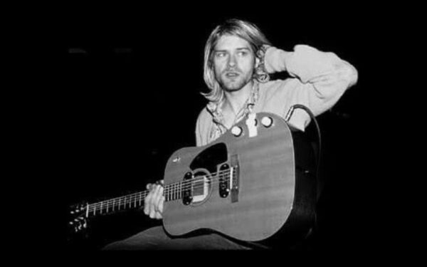 Kurt Cobain tocando la Guitarra Martin D-18E.