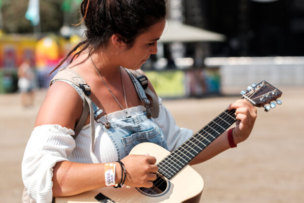 Mujer con la guitarra acústica Little Martin LX1 en sus manos