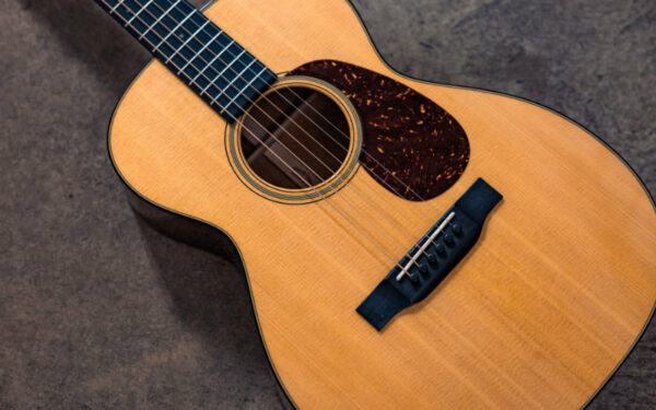 Guitarra acústica Martin 0-18 Standard Series. Los tipos de maderas: caoba y sitka.