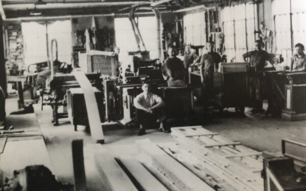 Fábrica de Martin Guitar alrededor de 1930. Lugar de preparación de maderas, especialmente caoba para ser utilizada en la construcción de los instrumentos Martin alrededor de 1930.