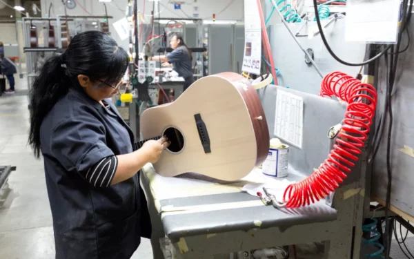 Luthier construyendo una guitarra Martin en la fábrica de Navojoa, México