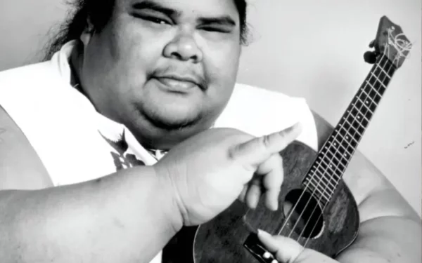 Izumi Kamakawiwoʻole tocando su ukulele Martin