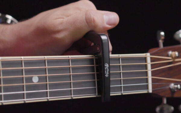 Capo Martin Guitar en una guitarra acústica