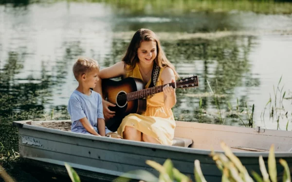 Niño comenzando sus primeras clases de guitarra acústica