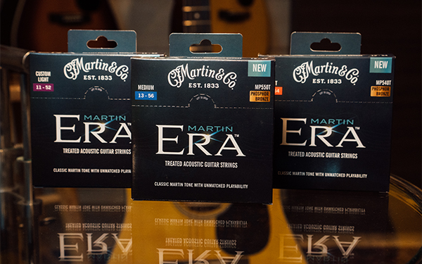 Pack de cuerdas Martin Era de bronce fosforado para guitarra acústica con empaque premium.