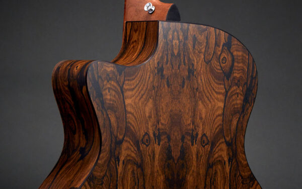 Detalle del fondo y los aros de una guitarra acústica Martin fabricada con HPL.
