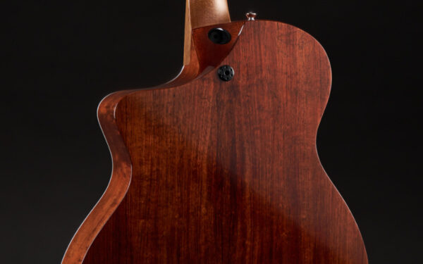 Detalle del fondo y los aros de una guitarra electroacústica Martin fabricada con fine veneer.