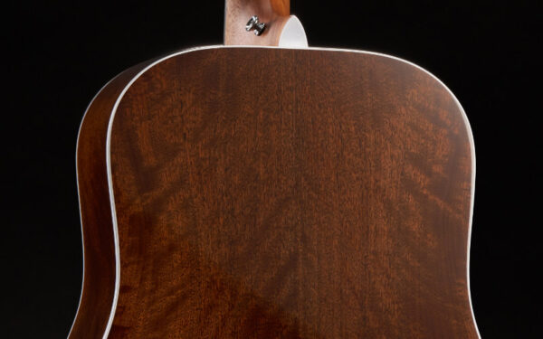 Detalle del fondo y los aros de una guitarra acústica Martin construida con madera sólida.
